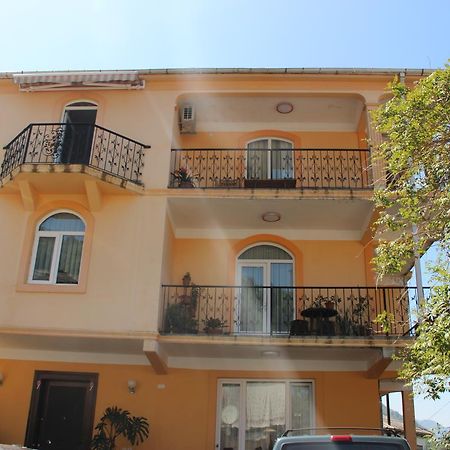 Yellow House - Vaja Sarpi Exterior photo